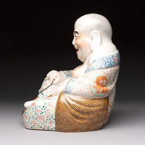 A Chinese famille rose Milefo Buddha, Yu Bingchang Zao 俞炳昌造 mark, Republic — foto 2