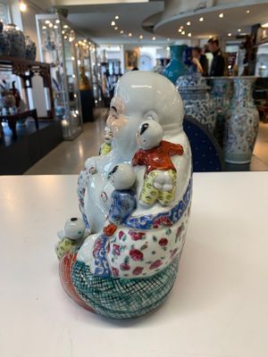 A Chinese famille rose Milefo Buddha, Zhu Yishun 朱義順 mark, 20th C. — photo 2