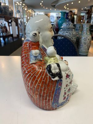 A Chinese famille rose Milefo Buddha, Zhu Yishun 朱義順 mark, 20th C. — photo 4