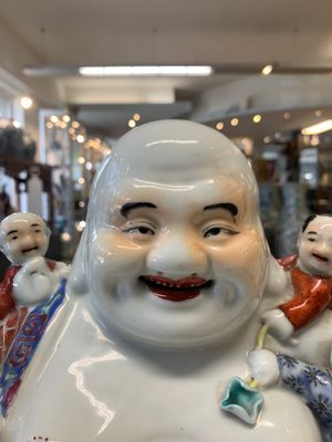 A Chinese famille rose Milefo Buddha, Zhu Yishun 朱義順 mark, 20th C. — photo 8