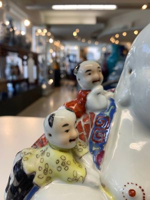 A Chinese famille rose Milefo Buddha, Zhu Yishun 朱義順 mark, 20th C. — photo 9