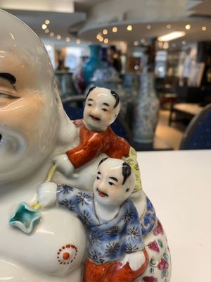 A Chinese famille rose Milefo Buddha, Zhu Yishun 朱義順 mark, 20th C. — photo 10