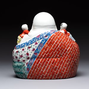 A Chinese famille rose Milefo Buddha, Zhu Yishun 朱義順 mark, 20th C. — photo 3