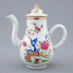 A Chinese famille rose milk jug and cover, Qianlong, 18th C. — photo 2