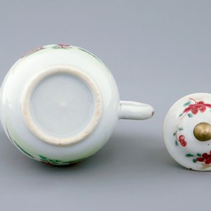 A Chinese famille rose milk jug and cover, Qianlong, 18th C. — photo 3