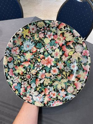 A Chinese famille rose 'mille fleur' dish, a famille verte plate and a pair of famille rose plates, Qianlong mark, 19/20th C. — photo 12