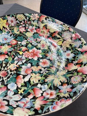 A Chinese famille rose 'mille fleur' dish, a famille verte plate and a pair of famille rose plates, Qianlong mark, 19/20th C. — photo 13