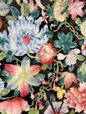 A Chinese famille rose 'mille fleur' dish, a famille verte plate and a pair of famille rose plates, Qianlong mark, 19/20th C. — photo 14