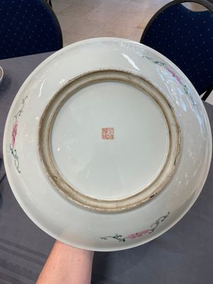 A Chinese famille rose 'mille fleur' dish, a famille verte plate and a pair of famille rose plates, Qianlong mark, 19/20th C. — photo 15