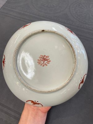 A Chinese famille rose 'mille fleur' dish, a famille verte plate and a pair of famille rose plates, Qianlong mark, 19/20th C. — photo 4