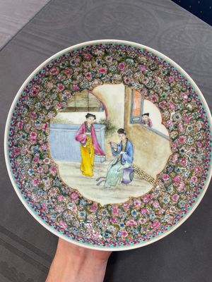 A Chinese famille rose 'mille fleur' dish, a famille verte plate and a pair of famille rose plates, Qianlong mark, 19/20th C. — photo 6