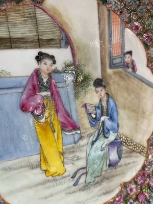 A Chinese famille rose 'mille fleur' dish, a famille verte plate and a pair of famille rose plates, Qianlong mark, 19/20th C. — photo 7