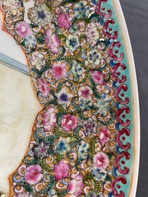 A Chinese famille rose 'mille fleur' dish, a famille verte plate and a pair of famille rose plates, Qianlong mark, 19/20th C. — photo 8