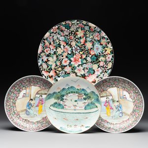 A Chinese famille rose 'mille fleur' dish, a famille verte plate and a pair of famille rose plates, Qianlong mark, 19/20th C. — photo 1