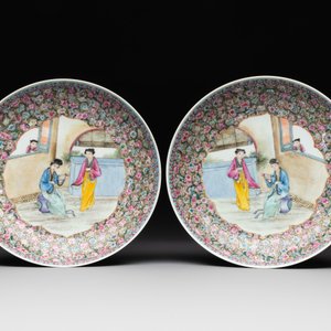 A Chinese famille rose 'mille fleur' dish, a famille verte plate and a pair of famille rose plates, Qianlong mark, 19/20th C. — photo 2