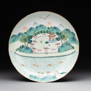A Chinese famille rose 'mille fleur' dish, a famille verte plate and a pair of famille rose plates, Qianlong mark, 19/20th C. — photo 4
