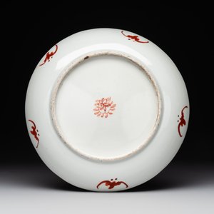 A Chinese famille rose 'mille fleur' dish, a famille verte plate and a pair of famille rose plates, Qianlong mark, 19/20th C. — photo 5