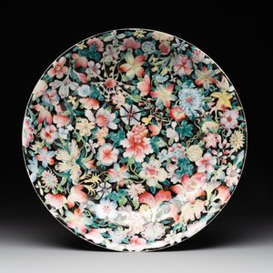 A Chinese famille rose 'mille fleur' dish, a famille verte plate and a pair of famille rose plates, Qianlong mark, 19/20th C. — photo 6