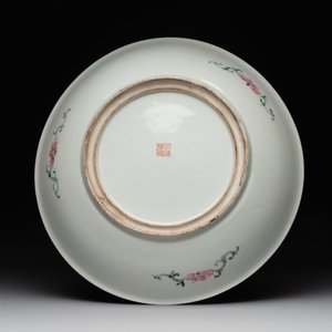 A Chinese famille rose 'mille fleur' dish, a famille verte plate and a pair of famille rose plates, Qianlong mark, 19/20th C. — photo 7