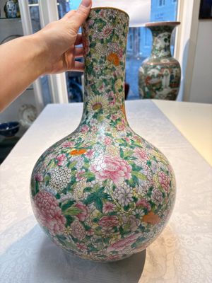 A Chinese famille rose mille-fleurs vase, Qianlong mark, Republic — 照片 1