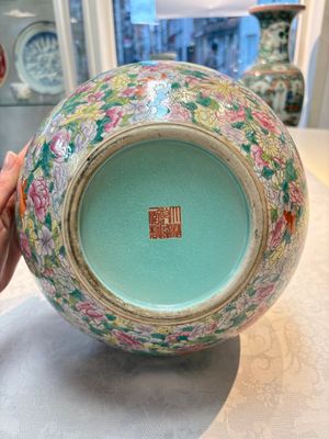 A Chinese famille rose mille-fleurs vase, Qianlong mark, Republic — 照片 11