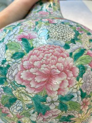 A Chinese famille rose mille-fleurs vase, Qianlong mark, Republic — 照片 13