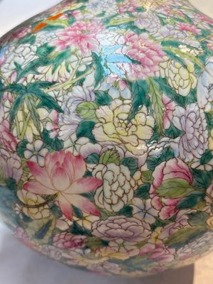 A Chinese famille rose mille-fleurs vase, Qianlong mark, Republic — 照片 14