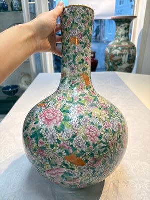 A Chinese famille rose mille-fleurs vase, Qianlong mark, Republic — 照片 2