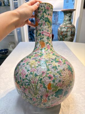 A Chinese famille rose mille-fleurs vase, Qianlong mark, Republic — 照片 3