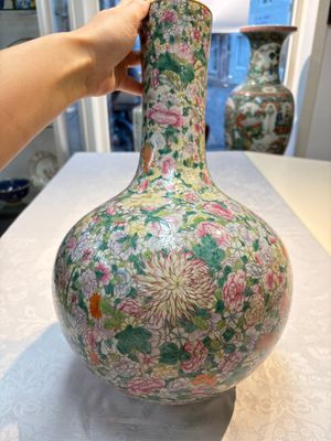 A Chinese famille rose mille-fleurs vase, Qianlong mark, Republic — 照片 4