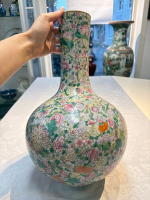 A Chinese famille rose mille-fleurs vase, Qianlong mark, Republic — 照片 5