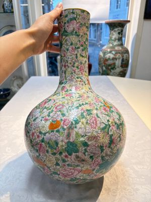 A Chinese famille rose mille-fleurs vase, Qianlong mark, Republic — 照片 6