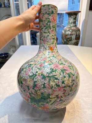 A Chinese famille rose mille-fleurs vase, Qianlong mark, Republic — 照片 7
