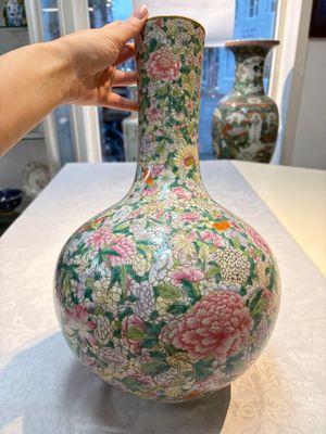 A Chinese famille rose mille-fleurs vase, Qianlong mark, Republic — 照片 8