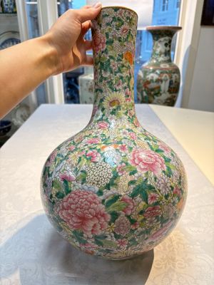 A Chinese famille rose mille-fleurs vase, Qianlong mark, Republic — 照片 9