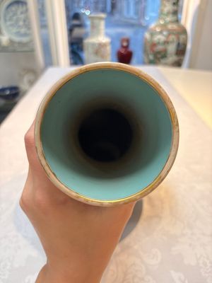 A Chinese famille rose mille-fleurs vase, Qianlong mark, Republic — 照片 10