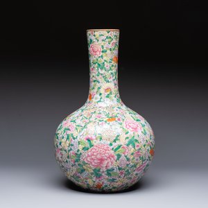 A Chinese famille rose mille-fleurs vase, Qianlong mark, Republic — 照片 3