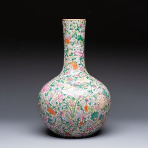A Chinese famille rose mille-fleurs vase, Qianlong mark, Republic — 照片 4