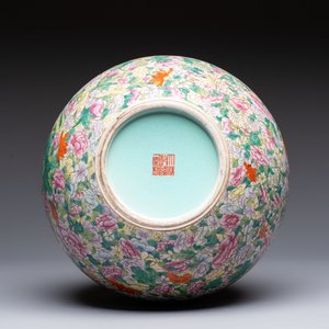 A Chinese famille rose mille-fleurs vase, Qianlong mark, Republic — 照片 6