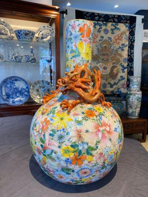 A Chinese famille rose 'millefleurs' bottle vase, Qianlong mark, Republic — 照片 1