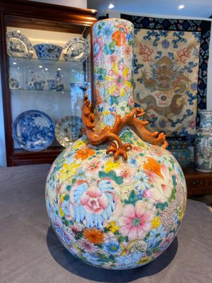 A Chinese famille rose 'millefleurs' bottle vase, Qianlong mark, Republic — 照片 3