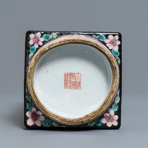 A Chinese famille rose millefleurs 'cong' vase, Qianlong mark, Republic, 20th C. — photo 7