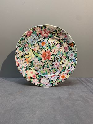 A Chinese famille rose 'millefleurs' dish and two plates, Qianlong and Jiu Jiang Jin Hua 九江錦華 mark, 20th C. — 照片 1