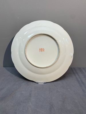 A Chinese famille rose 'millefleurs' dish and two plates, Qianlong and Jiu Jiang Jin Hua 九江錦華 mark, 20th C. — 照片 2