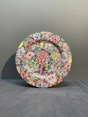 A Chinese famille rose 'millefleurs' dish and two plates, Qianlong and Jiu Jiang Jin Hua 九江錦華 mark, 20th C. — 照片 3
