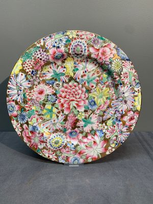 A Chinese famille rose 'millefleurs' dish and two plates, Qianlong and Jiu Jiang Jin Hua 九江錦華 mark, 20th C. — 照片 4