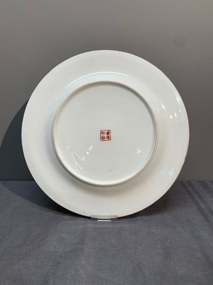 A Chinese famille rose 'millefleurs' dish and two plates, Qianlong and Jiu Jiang Jin Hua 九江錦華 mark, 20th C. — 照片 5