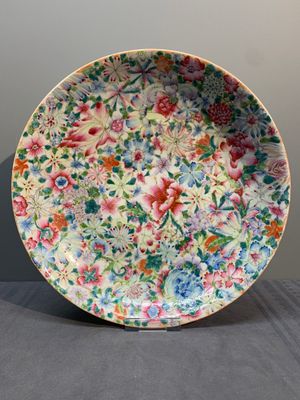 A Chinese famille rose 'millefleurs' dish and two plates, Qianlong and Jiu Jiang Jin Hua 九江錦華 mark, 20th C. — 照片 6