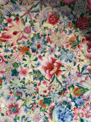 A Chinese famille rose 'millefleurs' dish and two plates, Qianlong and Jiu Jiang Jin Hua 九江錦華 mark, 20th C. — 照片 7