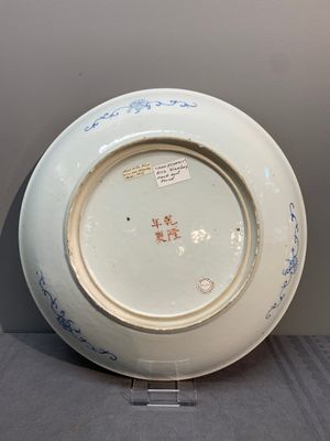A Chinese famille rose 'millefleurs' dish and two plates, Qianlong and Jiu Jiang Jin Hua 九江錦華 mark, 20th C. — 照片 8